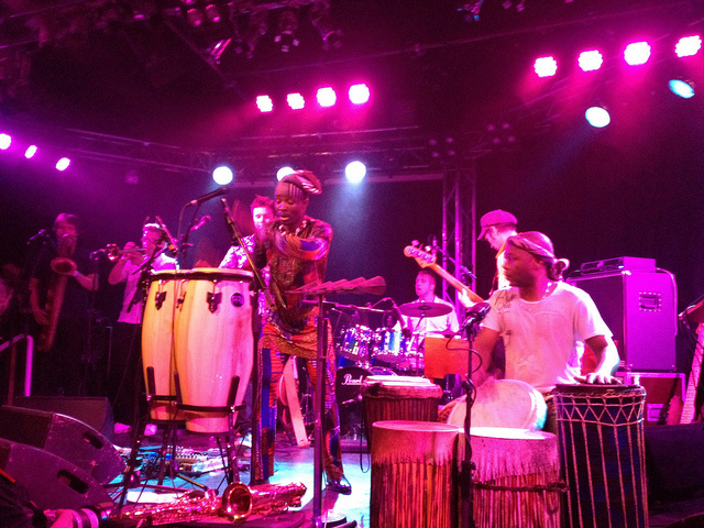 Helsinki-Cotonou Ensemblen rytmit pohjautuvat beniniläiseen voodoo-kulttuuriin. (Photo: Sabar-Elina)